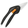 ها میزند. قیچی فیسکارس مدل SP28 فنلاند Fiskars SP28 Pruner Scissors 1- وزن 195 گرم 2- ابعاد طول کامل 20 سانتیمتر عرض 6 سانتیمتر 3- کشور سازنده تایوان 4- رنگ مشکی 5- دارای قفل در زمان عدم استفاده که دو دسته را نزدیک به یکدیگر، ثابت نگه میدارد. 5- موارد استفاده هرس و سبک سازی گلها در گلخانه استفاده در منازل قطع کردن شاخه های زاید درختان کاربران فروشگاه لوازم کوهنوردی سفری کالا برای مشاهده و خرید انواع قیچی هرس از برند فیسکارس و سایر برندهای روز دنیا اینجا کلیک کنید. برای ورود به سایت فیسکارس نیز اینجا کلیک کنید.